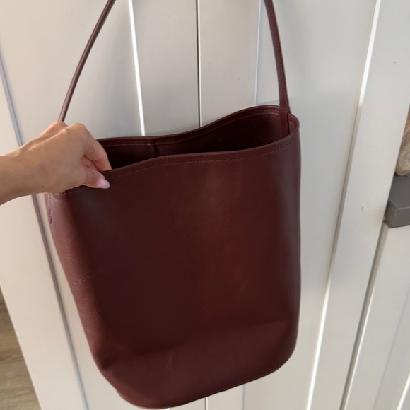 Berkeley big bucket bag in leather
$228.00 - Picture 5 of 5